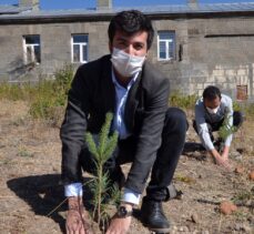 Kars'ta öğretmenler Hatay'daki orman yangınına dikkati çekmek için fidan dikti