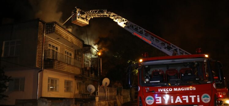 Kayseri'de bir apartmanın çatı katında çıkan yangın söndürüldü