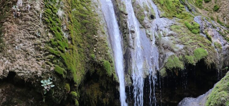 Kışın buz tutan Girlevik Şelalesi sonbaharda ayrı güzellik sunuyor