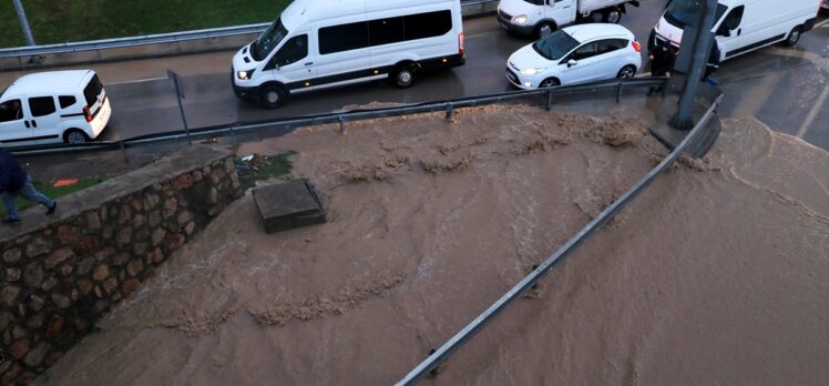 Kocaeli'de sağanak D-100 kara yolu İstanbul istikametinde ulaşımı aksattı