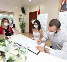 Mersin'de nikah memuru anne, mesleğine kızının nikahını kıyarak veda etti