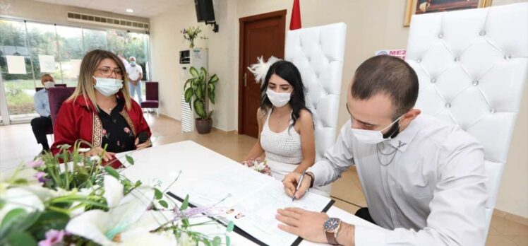 Mersin'de nikah memuru anne, mesleğine kızının nikahını kıyarak veda etti