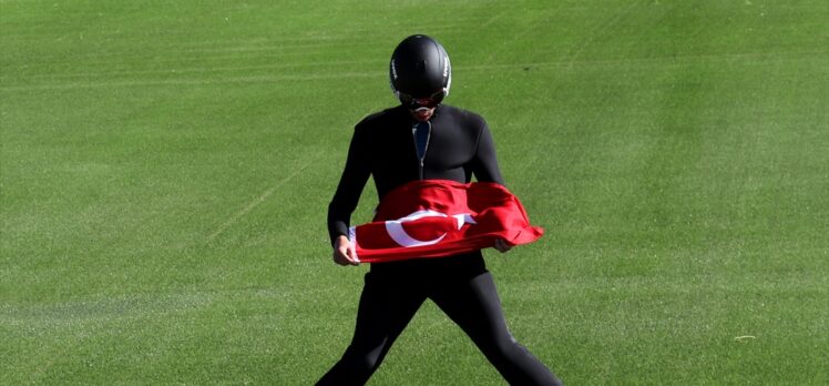 Milli sporcular, kayakla atlayıp ay yıldızlı bayrakları açarak Azerbaycan'a destek verdi