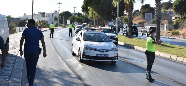 Muğla'da yağ dökülen yolda araçlar kontrolden çıktı: 2 yaralı