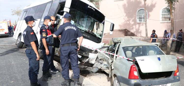 GÜNCELLEME – Niğde'de midibüs ile otomobil çarpıştı: 1 ölü, 1 yaralı