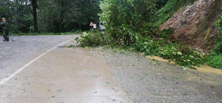 Rize'de şiddetli yağış nedeniyle iki ev zarar gördü, 20 köy yolu ulaşıma kapandı