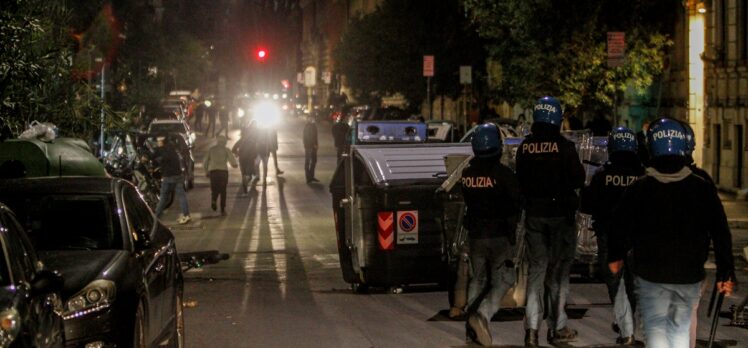 Roma'da salgın tedbirlerinin protesto edildiği gösteride olaylar çıktı