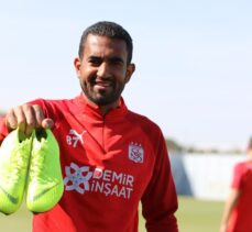 Sivasspor'da Çalımbay ve futbolcular, DMD hastalığına dikkati çekmek için kramponlarla poz verdi