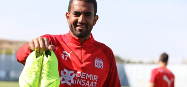 Sivasspor'da Çalımbay ve futbolcular, DMD hastalığına dikkati çekmek için kramponlarla poz verdi