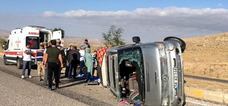 Sivas'ta hafif ticari araç devrildi: 8 yaralı