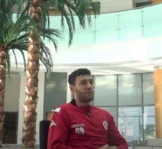 Sokakta futbol oynarken keşfedilen Veysel Sarı, Antalyaspor'da mutlu