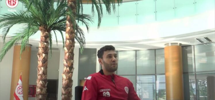 Sokakta futbol oynarken keşfedilen Veysel Sarı, Antalyaspor'da mutlu