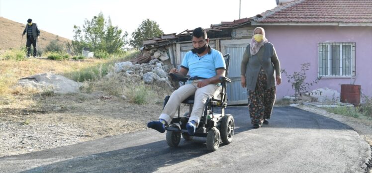 Tekerlekli sandalyeli Ümit'in kapısının önü rahat dolaşsın diye asfaltlandı