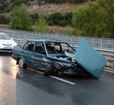 Uşak'ta otomobilin bariyerlere çarpması sonucu 5 kişi yaralandı