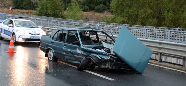 Uşak'ta otomobilin bariyerlere çarpması sonucu 5 kişi yaralandı