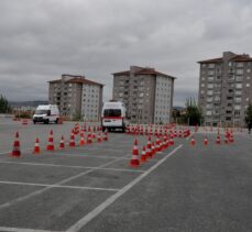 Acil durumlarda ambulans kullanmak için ileri sürüş teknikleri eğitimi alıyorlar