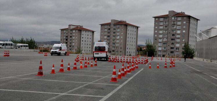 Acil durumlarda ambulans kullanmak için ileri sürüş teknikleri eğitimi alıyorlar