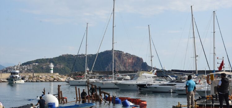 Alanya'da batan tur teknesi su altından çıkarıldı