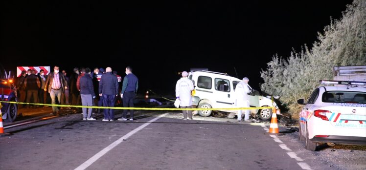 Ambulansı sollamaya çalışan otomobil karşı yönden gelen kamyonetle çarpıştı: 4 ölü, 3 yaralı