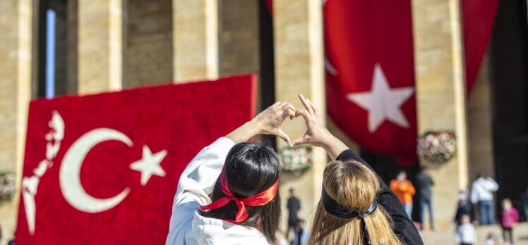 Anıtkabir'de ziyaretçi yoğunluğu