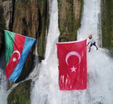 Antalya'da dağcılar şelaleye Türkiye ve Azerbaycan bayrakları astı