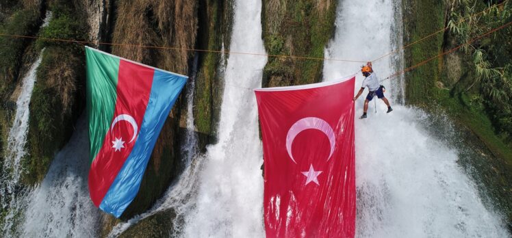 Antalya'da dağcılar şelaleye Türkiye ve Azerbaycan bayrakları astı