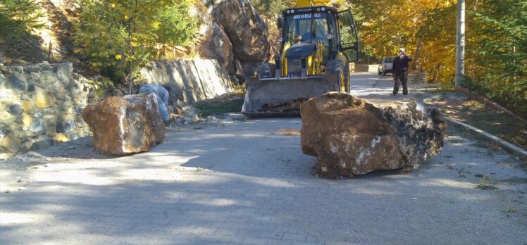 Antalya'da heyelandan kapanan yol ulaşıma açıldı