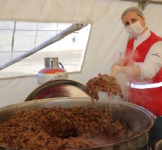 Aşevinde pişirdiği yemeklerle depremzedelerin yardımına koştu