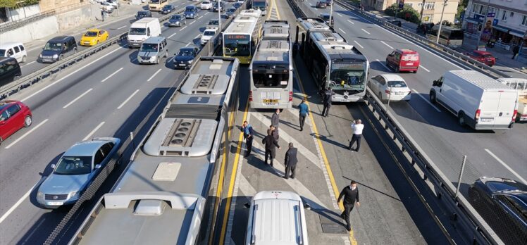 Avcılar'da metrobüsün çarptığı yaya hastaneye kaldırıldı