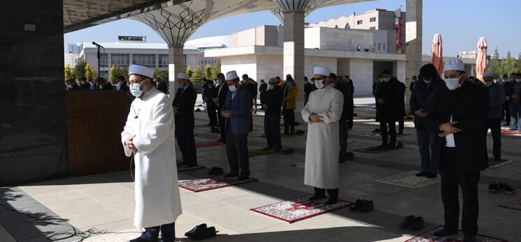 Başkentte cuma namazı kıldıran Erbaş, okuduğu hutbede de temizliğin önemine dikkati çekti