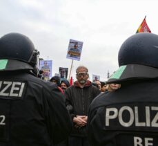 Berlin'de Kovid-19 politikasına karşı yapılan gösteriye polis müdahalesi