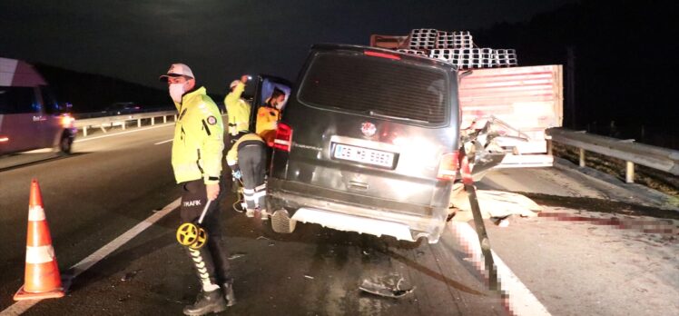 GÜNCELLEME – Bolu'da minibüs tıra çarptı: 2 ölü, 3 yaralı