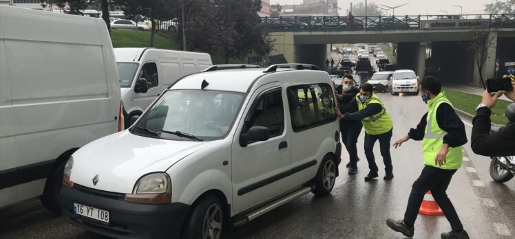 Bursa'da yola dökülen motor yağı sürücülere zor anlar yaşattı
