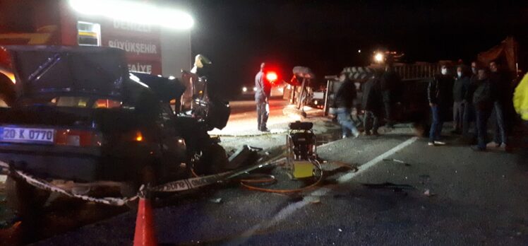 Denizli'de otomobil traktör römorkuna çarptı: 1 ölü, 2 yaralı