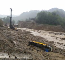 Giresun'da sağanak yol ve iş makinelerine zarar verdi