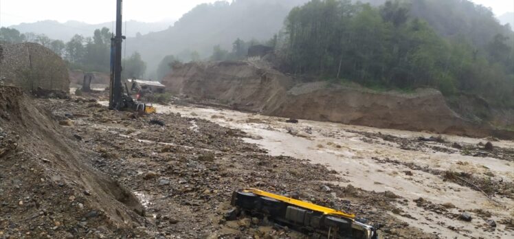 Giresun'da sağanak yol ve iş makinelerine zarar verdi