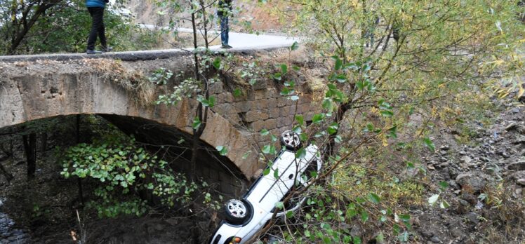 Gümüşhane'de yaklaşık 2 metre yüksekliğindeki köprüden dereye düşen otomobildeki 4 kişi yaralandı