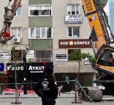 İzmir'de ağır hasarlı binaların yıkımı devam ediyor