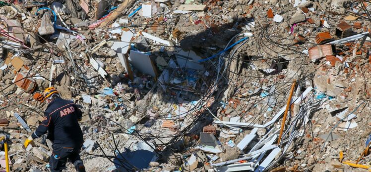 İzmir'de bina enkazından çıkan eşyalar Kızılay çadırında “bir umut” bekliyor