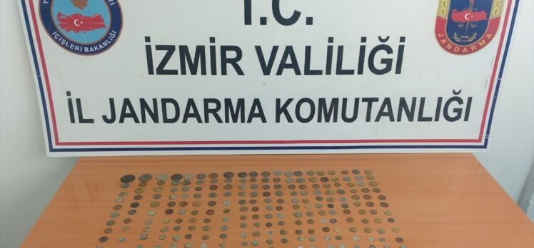 İzmir'de bir otomobilde yapılan aramada 284 tarihi eser ele geçirildi