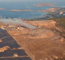 İzmir'de çöp depolama alanında başlayan yangın ormana sıçradı