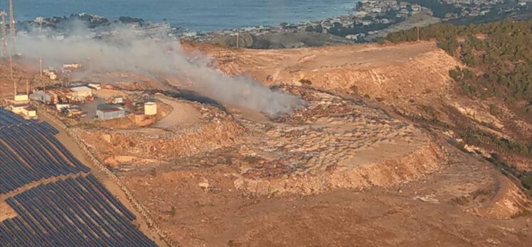 İzmir'de çöp depolama alanında başlayan yangın ormana sıçradı