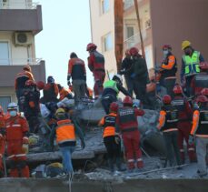 İzmir'de deprem sonrası yıkılan Rıza Bey Apartmanı enkazındaki kurtarma çalışmasına ara verildi