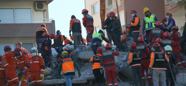 İzmir'de deprem sonrası yıkılan Rıza Bey Apartmanı enkazındaki kurtarma çalışmasına ara verildi