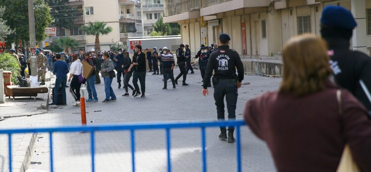 İzmir'de depremde hasar gören evlerde tahliyeler sürüyor