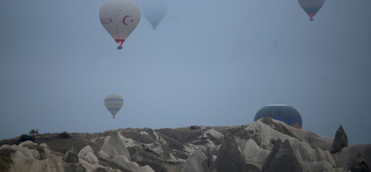 Kapadokya'da balonlar “sis denizi”nde uçtu