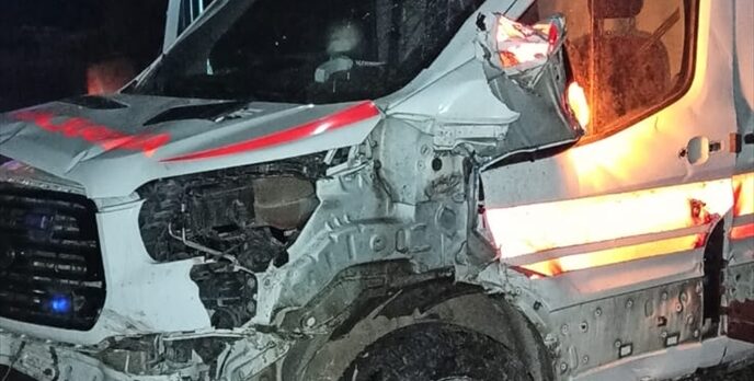 Kayseri'de şarampole devrilen ambulanstaki 3 kişi yaralandı