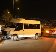 Kayseri'de servis minibüsü ile otomobil çarpıştı 6'sı asker 8 kişi yaralandı