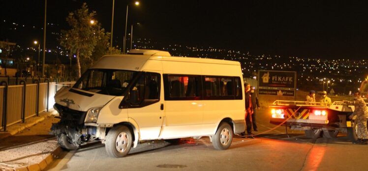 Kayseri'de servis minibüsü ile otomobil çarpıştı 6'sı asker 8 kişi yaralandı