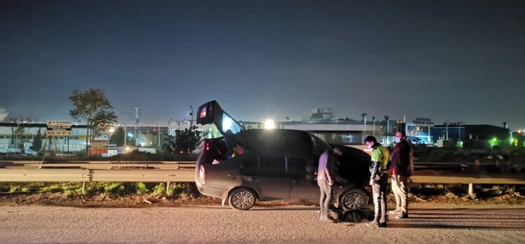 Kocaeli'de kontrolden çıkarak bariyerlerde asılı kalan otomobilin sürücüsü yaralandı